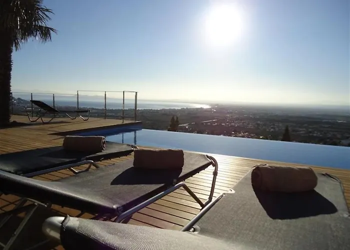 Casa Blanca-Fantastic Villa With Salt Water Infinity Pool And Huge Deck Area