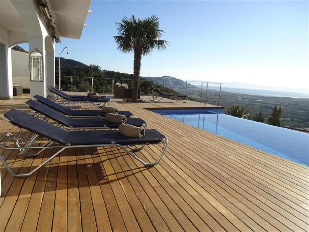 Casa Blanca-fantastic With Salt Water Infinity Pool And Huge Deck Area *