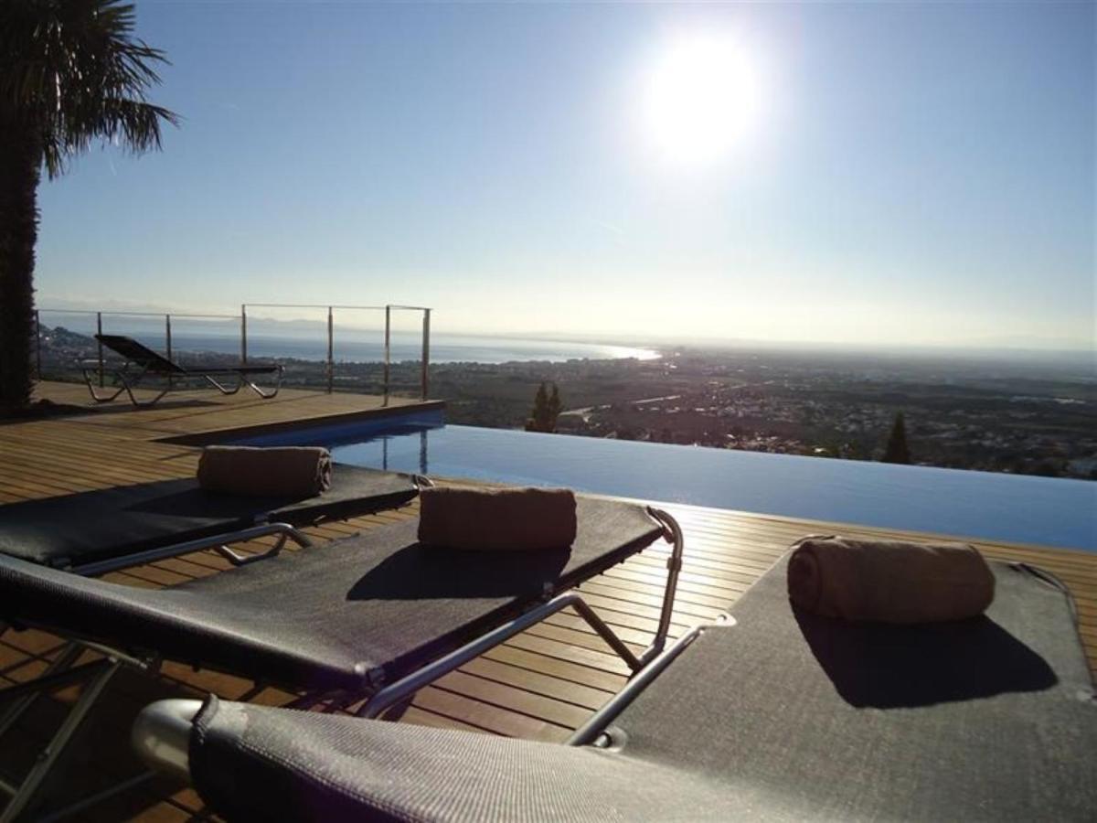Villa Casa Blanca-fantastic With Salt Water Infinity Pool And Huge Deck Area Roses