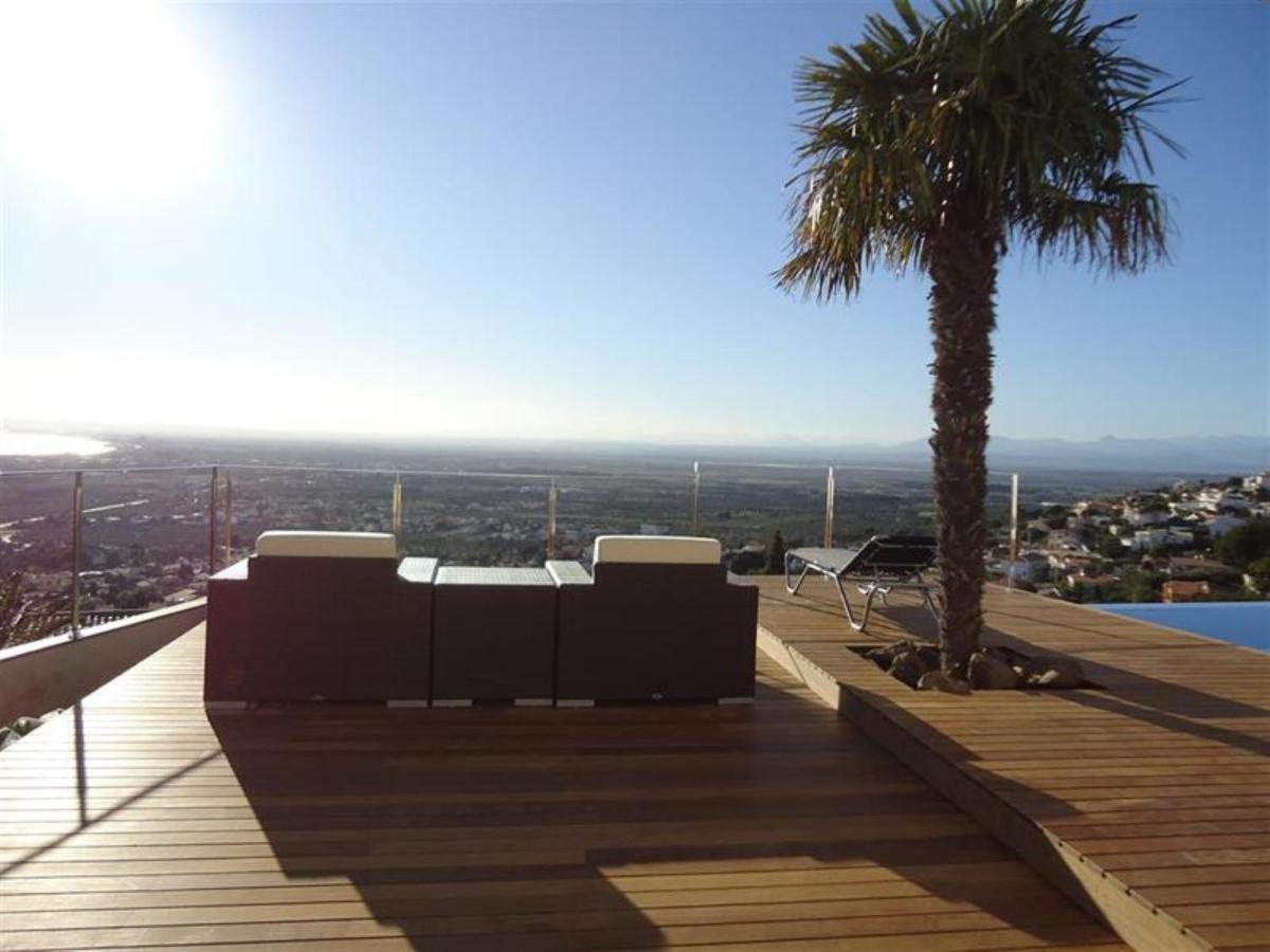 Casa Blanca-fantastic With Salt Water Infinity Pool And Huge Deck Area Roses